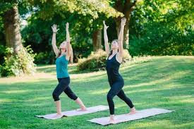 Vinyasa yoga connects one posture to the next using the breath. Yoga Flow Frauenyoga Rt De