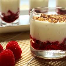 Verrine Mousse Chocolat Blanc Vanille Et Framboises 25 Recettes De Verrines Sucrees Journal Des Femmes Verrines Desserts Mousse Desserts Flan