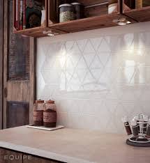 equipeceramicas com scale triangolo lightgrey kitchen idee deco appartement carrelage gris clair dosseret cuisine