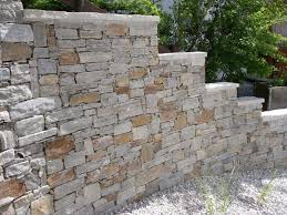 Steinmauer Als Blickfang Und Sichtschutz Im Garten 40 Ideen Steinmauer Garten Sichtschutz Garten Steinmauer