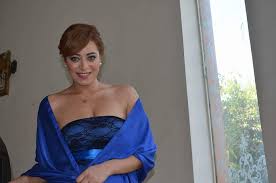 وقالت شيماء إنّ الشقة بكاملها أصبحت لا تصلح للسكن، وأنها وزوجها يقيمان في شقة مفروشة في الوقت الحالي. Ø®Ø§Øµ Ø´ÙŠÙ…Ø§Ø¡ ÙØ±ØºÙ„ÙŠ Ù„Ù…ÙˆÙ‚Ø¹Ù†Ø§ ÙÙŠ Ø§Ù„Ø°ÙƒØ±Ù‰ Ø§Ù„Ø«Ø§Ù„Ø«Ø© Ù„Ø±Ø­ÙŠÙ„ Ø³Ø¹ÙŠØ¯ ØµØ§Ù„Ø­ Ù‡Ø°Ù‡ Ø£Ø³Ø±Ø§Ø± Ø²ÙˆØ¬ÙŠ ÙˆØ¥Ù†ØªØ¸Ø±ÙˆÙ†ÙŠ Ø¨ÙÙŠÙ„Ù… Ø§Ù„Ø³Ø¨Ø¹ Ø®Ø·Ø§ÙŠØ§ ÙÙŠ Ø§Ù„Ø¹ÙŠØ¯ ÙˆØ£Ø¹Ù…Ø§Ù„ÙŠ Ø§Ù„ØºÙ†Ø§Ø¦ÙŠØ© Ù…Ø¤Ø¬Ù„Ø© Choufijdid Com