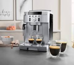 Les expressos broyeurs vous permettent de personnaliser votre café grâce au réglage de quantité d'eau, de café, de température avec sur certain, la mémorisation de vos réglages favoris pour le petit déjeuner ou pour l'expresso de fin de repas. La Delonghi Magnifica S Smart Une Nouvelle Cafetiere Avec Broyeur Au Rapport Qualite Prix Imbattable Les Numeriques