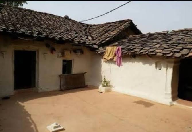 घर का मर्द - बाप के बगल में