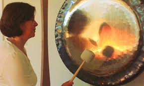 When the master creates the sound the universe plays karmic debt is cleared soul shines with golden rays fear, doubt and stress are gone dew shones like a wet morning golden sun brings the dawn may. Gongmeditation Und Yoga Yoga Im Einklang