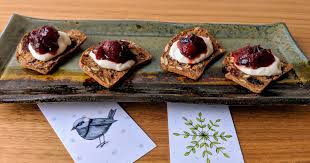 Cuisinez Une Entree Festive Et Coloree Avec Cette Recette De Chutney De Canneberges Et De Fromage Brie Fouette Accompagnes De Craquelins Food Tapas Appetizers