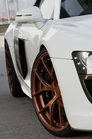White Car Black And Bronze Wheels Rose Gold Rims Carros De Luxo Carros E Motos Super Carros