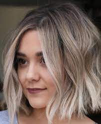A Bob Hairstyle Looks Amazing In Any Woman It Doesn T Matter If You Re Into Long Or Short Bobs Choppy Bobs Hair Styles Thick Hair Styles Round Face Haircuts