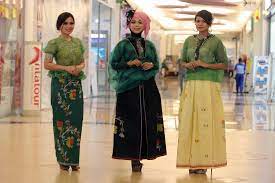 24 model kebaya brokat modern pesta pernikahan populer tahun 2020. Tiga Model Mengenakan Baju Bodo Pada Pada Pembukaan Pameran Produksi Dalam Negeri Dan Produk Kreatif Nusantara Pdn Exp Model Pakaian Muslim Model Pakaian Bodo