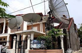 Foto yang memperlihatkan rumah roy suryo di yogyakarta yang dipenuhi antena parabola sempat viral beberapa waktu lalu di media sosial. Potret Belasan Parabola Mejeng Di Rumah Roy Suryo