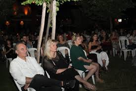 20 καλοκαίρια μετά, που προβλήθηκε στις 22 ιουλίου και την συνέντευξη που έδωσε ο ρένος χαραλαμπίδης στην ναστάζια καπέλλα, νοσταλγήσαμε μια βόλτα στην νυχτερινή αθήνα. To Froyrio Apolayse Ta Fthna Tsigara Toy Renoy Xaralampidh Kosmoslarissa