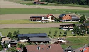 Ubicato ad anterselva di mezzo, l'appartamento hellweger offre un patio, una biblioteca e una terrazza solarium. Appartamenti Camere Rasun Alto Adige