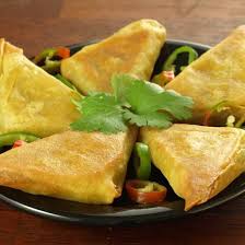 Samoussas Au Poulet Epice Carotte Et Lait De Coco Recette Samoussa Poulet Samoussa Poulet Legumes