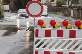 Schnell und sicher online buchen. Pkw In Hochwasser Festgefahren Insassen Retten Sich Auf Autodach Nr Kurier De