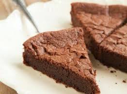 Gateau Tres Rapide Au Yaourt Et Au Chocolat Recette En 2020 Recette Dessert Gateau Yaourt Chocolat Et Recettes De Cuisine