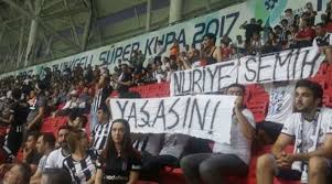 Mücadele öncesinde beşiktaş, i̇hh i̇nsani yardım vakfı'nın yetim çocuklarla ilgili pankartıyla çıkması tartışma yarattı. Yasasin Yazan Pankart Bicaktan Keskin Mi Haberler Son Dakika