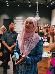 Watch nurul izzah videos on celeb tube heroero.com! Stor Pertama Lush Di Malaysia Sentiasa Sibuk Dengan Kehadiran Lushies