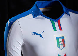 Vendita online delle più importanti squadre maglie calcio a poco prezzo ed estere migliore prezzo e servizio online. La Maglia Della Nazionale Italiana Di Calcio Per Euro 2016 Footstats Le Statistiche Del Calcio Italiano