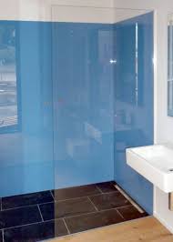 Farbige Glasruckwand Mit Transparenter Trennwand Badezimmer Glasduschen Dusche