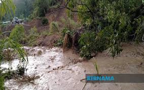 Tanah runtuh merupakan kejadian geologi yang termasuk sebahagian besar pergerakan tanah, seperti batu jatuh, kegagalan dalam cerun, dan aliran sampah cetek, lihat. Bernama Road Users Advised To Use Alternative Routes Following Landslide In Ranau Jkr Ranau