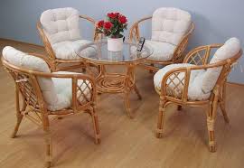 Alle gartenmöbel mit rundem rattan. Essgruppe Aus Handgeflochtenem Rattan Mit Passenden Kissenauflagen Im Blumendessin Online Kaufen Otto