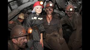 Шахтёр — шахтёр, шахтёры, шахтёра, шахтёров, шахтёру, шахтёрам, шахтёра, шахтёров, шахтёром, шахтёрами, шахтёре, шахтёрах (источник: Ugolnaya Shahta Rabota Shahterov Youtube