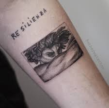 15 tatuajes 'aesthetic' para llenar tu vida de rosa. Fallen Angel Tattoo Done By Etherea Tattoo Angelo Caduto Lucifero Lucifer Tatuaggio Arte Artistico A Fallen Angel Tattoo Small Geometric Tattoo Autumn Tattoo