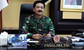 Polisi syariah menggerebek ke dalam toko pangkas rambut itu dan menemukan sang tukang cukur sedang memotong rambut gadis itu dengan keadaan pintu tertutup, tulis sabq. Panglima Mutasi 78 Perwira Tinggi Tni Tni Au Ukir Rekor Terbanyak Jpnn Com
