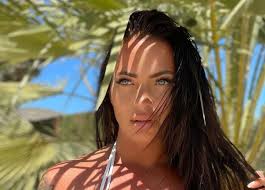 Menjijikkan! Model Cantik Tinggalkan Celana Dalam di Rak Supermarket demi  Konten : Okezone Travel