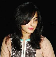 Flip your hair from front to back once again. Anushka Shetty Hairstyles Haircut Name Star Hairstyles