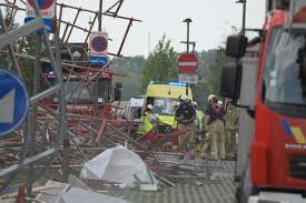 In antwerpen bereiden de hulpdiensten zich voor op het nachtelijk verderzetten van de reddingsactie na de instorting van een stelling en een deel van een school in opbouw in de wijk nieuw zuid. U9vl2ksvg1auxm