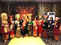 Pakaian adat suku minangkabau di sumatera barat dikenal dengan pakaian adat tradisional melayu riau (perpustakaan.id). 15 Pakaian Adat Sumatera Barat Baju Pria Wanita Pengantin Minangkabau