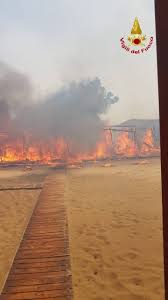 Nella clip elicottero aw 139 in ricognizione aerea per un incendio in via palermo, alle porte di #catania  #30luglio 17:30 Incendio Catania Inferno In Spiaggia Gente In Mare Brucia Mezza Sicilia Cronaca Quotidiano Net