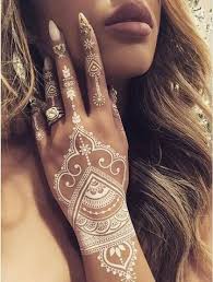 21 Stacked Bob Hairstyles You Ll Want To Copy Now White Henna Designs White Henna Tattoo Henna Tattoo Designs