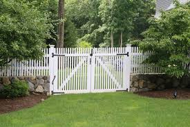 The sheer beauty of cedar is the primary a properly designed, finely crafted and skillfully installed wood fence takes on an individual quality all its own independent of its surroundings. Custom White Cedar Wood Fence And Gates Connecticut Traditional Garden New York By Atlas Outdoor Fence Gate Company Houzz Uk