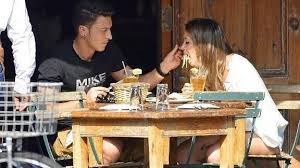 Translation of 'mike' by elvana gjata from albanian to english. Tony On Twitter Ozil Assisting His Girlfriend To Eat The Man Is Just An Assist Machine Http T Co Xx0fbxszgq