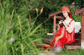 伝統的なドレスでスラブ人女性の写真素材・画像素材 Image 76178895