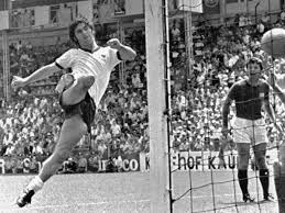 Robert lewandowski matched gerd muller's record by scoring his 40th bundesliga goal of the season from the penalty spot in the 26th minute of their game against freiburg. 1970 Gerd Muller Was Elected European Footballer Of The Year After A Successful Season At Bayern Munich And Scoring 10 Goals At The 1970 World Cup Muller H