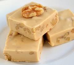 Un Dessert Decadent De Fudge Aux Noix Et A L Erable Recipe Maple Nut Fudge Recipe Fudge Recipes Fantastic Fudge Recipe