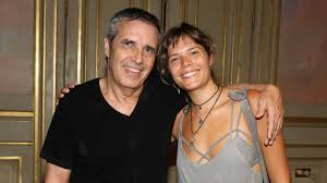 Julien clerc tabs, chords, guitar, bass, ukulele chords, power tabs and guitar pro tabs including fais moi une place, double enfance, let the sunshine in, le petit vieillard, les spars. Julien Clerc Sa Fille Vanille Vient D Accoucher De Son Premier Enfant