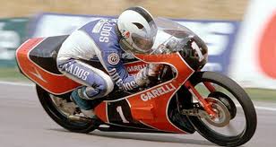Sguardi e gesti surreali nel box del team gresini. Garelli 125 Bicilindrica 5 Veces Campeona