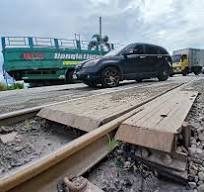 Perbaikan Rel KA di Jalan Nasional Barat Terminal Lamongan ...