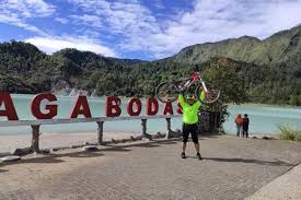 Kemudian pada september 2019 yang bersangkutan juga mengikuti idad di gunung galunggung bersama ketiga terduga teroris yang ditangkap di wilayah pangandaran tersebut. Harga Tiket Masuk Gunung Galunggung 2021 Regional Objek Wisata Gunung Galunggung Diserbu Pengunjung