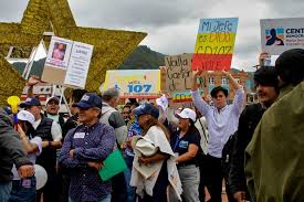 Zipaquirá: Una Plaza Dividida Entre El Respaldo Al Uribismo Y El Rechazo De La Oposición - Zipa Exiliados