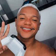 Lucas Lopes (@Mengoepaixaoo)