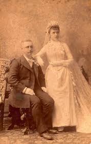 Welche brautmode eignet sich für die hochzeit? Brauchtum Glaube Und Tradition Rund Ums Brautkleid