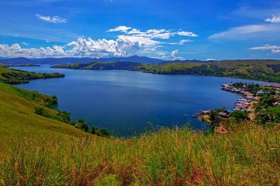 Menelusuri Keindahan Danau Sentani di Papua
