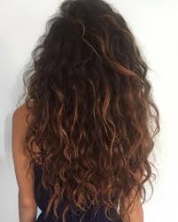 Curly short hair can look sweet, sexy, sleek, messy and always, always chic. Issalilshawtyj Hair Long Waves Curls Pretty Beautiful Summer Styles Girl Gorgeous Happy Hair Hair Styles Long Curly Hair Natural Wavy Hair
