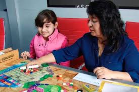 El ludo matemático se puede jugar de 2 ha 4 personas es un juego muy divertido casi todas las personas la jugan pero lo más importante es de saber casillero si le tocó 6 ya puede salir si aún no le toca él número 6 no puede abanzar porque las reglas del juego lo dice y porque le han hecho asi él. 3 Simples Juegos Para Motivar A Ninos Y Ninas Con La Matematica Maestra De Inicial