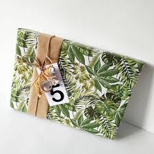 Dit Leuke Inpakpapier Nam Ik Vorige Week Mee Bij Action Leuk Om Een Cadeau Voor Een Volwassene Mee In Te Pakken Maar Cadeau S Inpakken Cadeautjes Inpakpapier