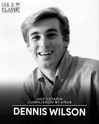 Hoy recordamos y celebramos a Dennis Wilson 🌊 Dennis no solo fue baterista de THE BEACH BOYS, fue compositor, productor y una fuerza creativa enorme dentro de la banda. Temas como “Forever”, “